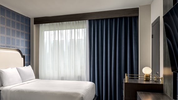 Hilton_1QueenBed.570x320