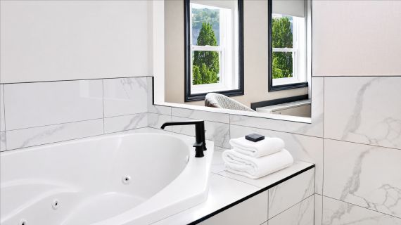 Whirlpool Tub in the Fallsview 1 King Bed With Whirlpool