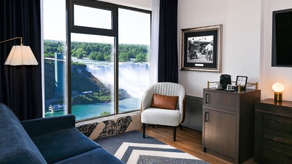 Queen Fallsview Corner Suite at The Brock Niagara Falls-Fallsview