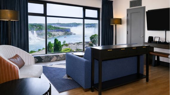 Queen Fallsview Corner Suite with Living Room At The Brock Niagara Falls-Fallsview