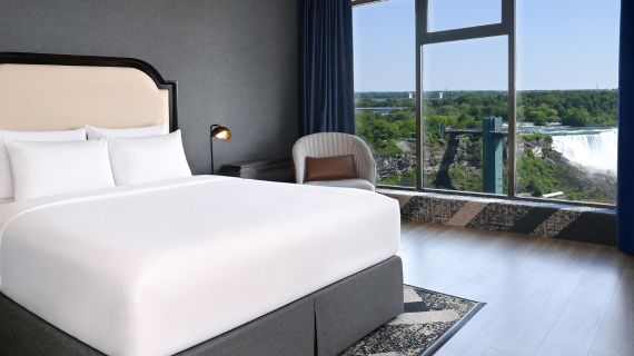 Queen Fallsview Corner Suite with Living Room One Queen Bed